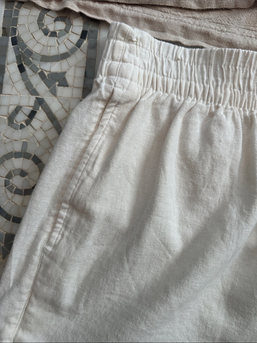Old Navy M Women’s Elastic-Waist Linen Blend Casual Shorts - Black, White, Oat - Picture 3 of 13